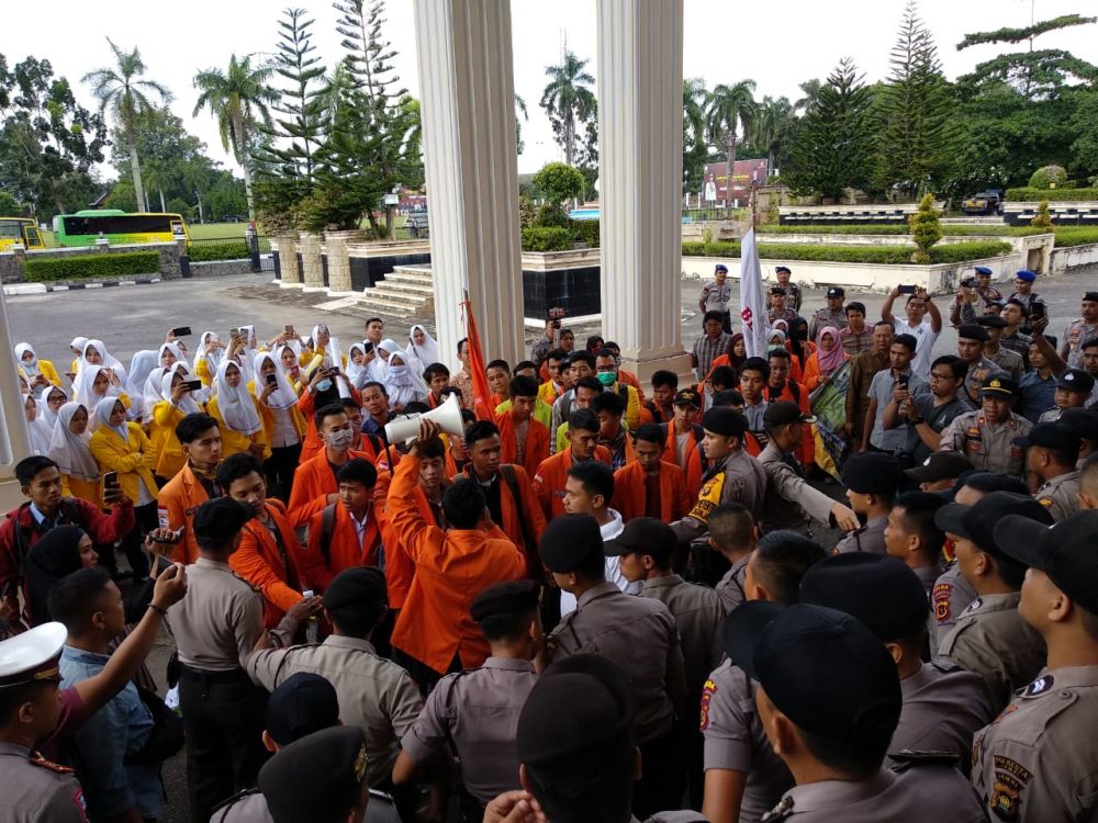 Mahasiswa yang berunjuk rasa di gedung DPRD Provinsi  Jambi
