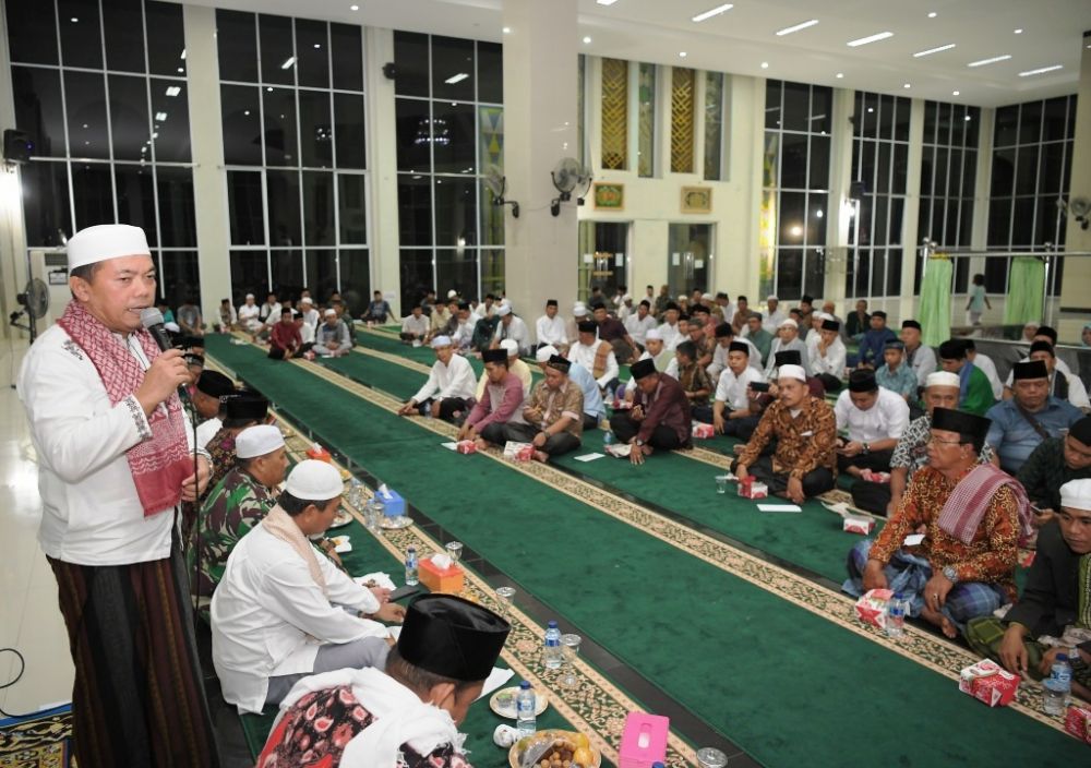Bupati Merangin H Al Haris menyampaikan sambutan pada acara Nuzul Quran di Masjid Baitul Makmur Merangin