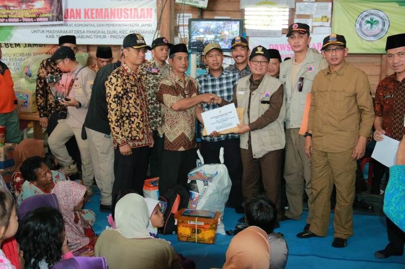 Gubernur Jambi Fachrori Umar  menyerahkan langsung bantuan dari IJPJ ke korban kebakaran di Desa Pangkal Duri, Kecamatan Mendahara, Tanjung Jabung Timur.