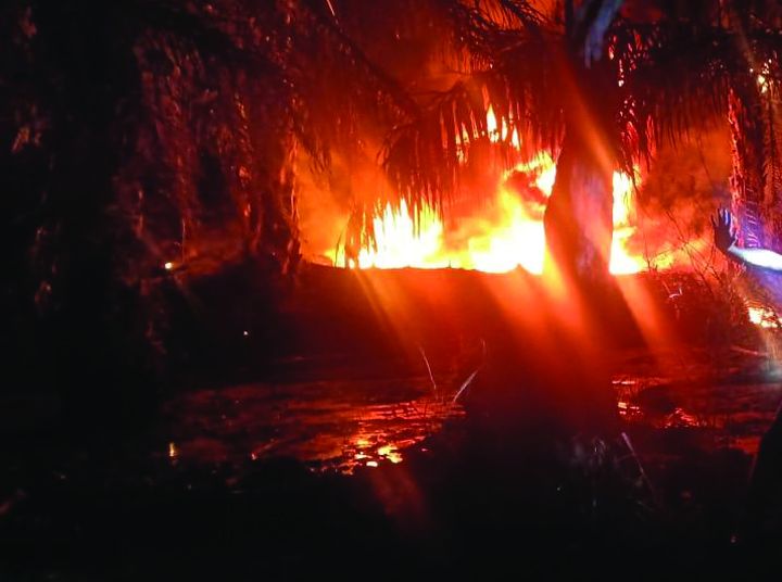 Kobaran Api yang membakar bak penampungan minyak illegal di Batanghari..