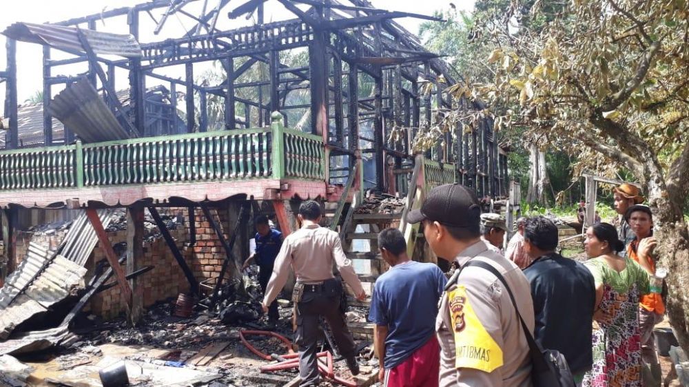 Rumah warga yang terbakar di Batanghari.