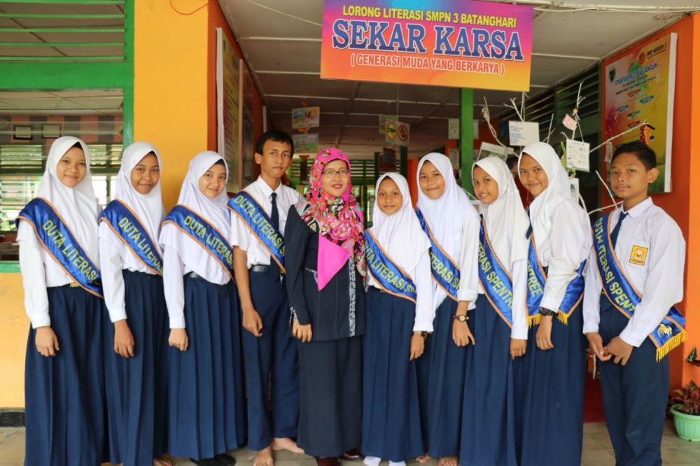 Nafisa Khairani Ariefa (lima dari kanan) bersama sejumlah duta literasi dan guru pendamping.