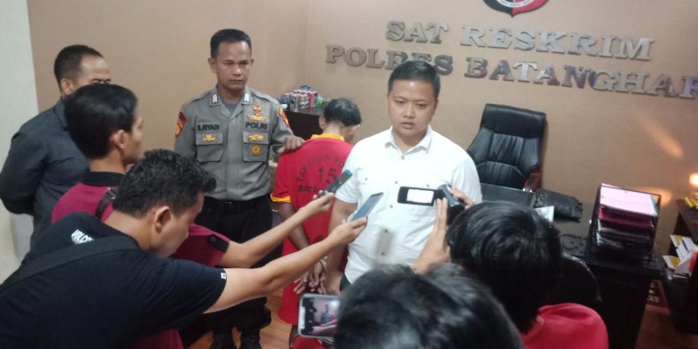 Kapolres memberikan keterangan pers terkait pelaku pencurian di rumah ketau DPD PAN Batanghari.