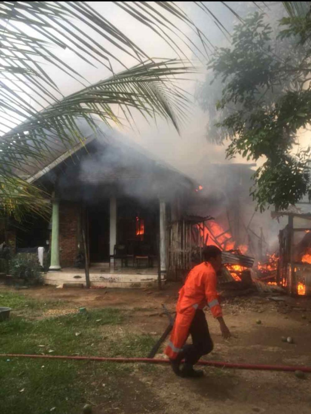 Api membakar sebuah rumah di Batanghari.