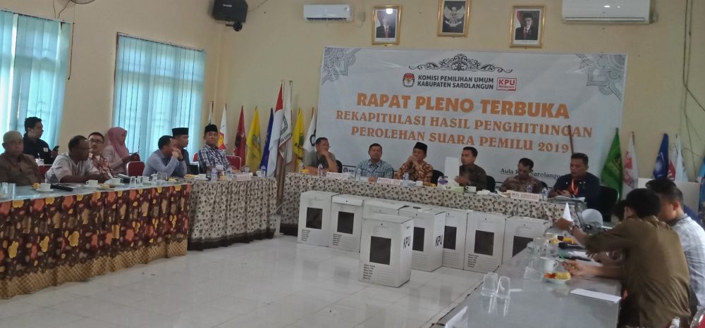 Komisioner KPU Daerah Kabupaten Sarolangun melaksanakan rapat pleno terbuka beberapa waktu yang lalu