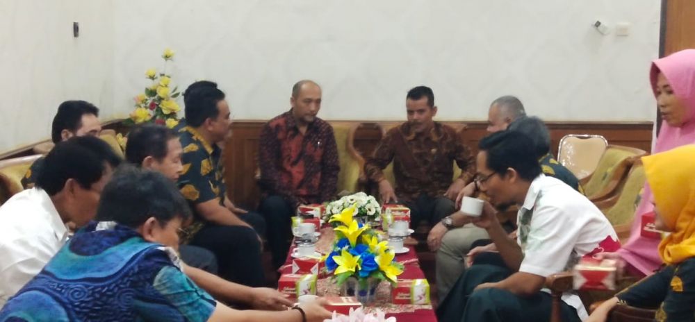 Ketua Komisi I DPRD Muarojambi menyambut kunjungan dewan Kabupaten Semarang.