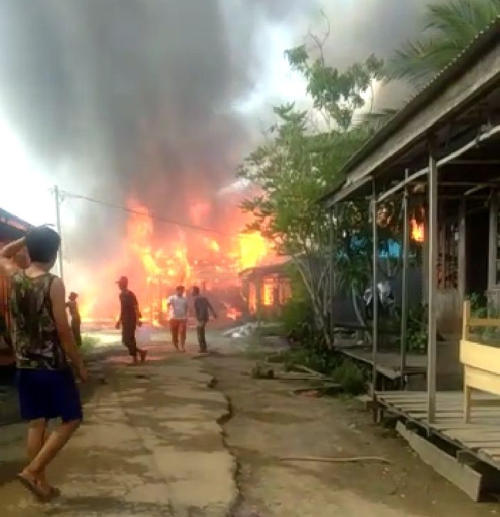 Api yang membakar pemukiman warga rt 10 Teluk Nilau