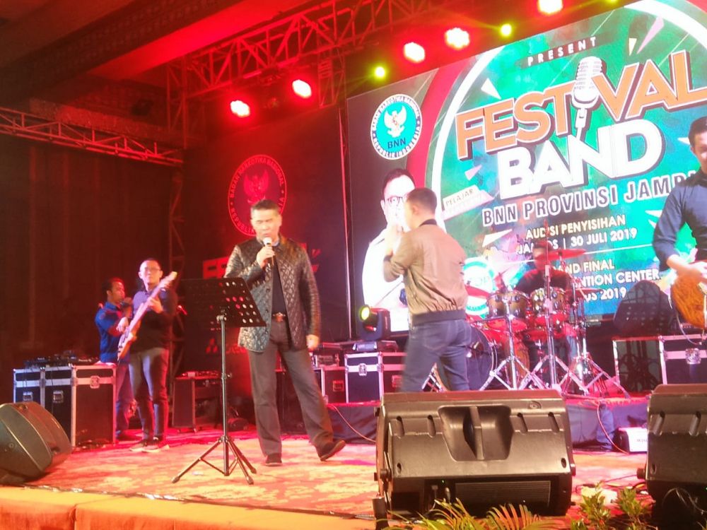 Walikota Syarif Fasha menyumbangkan sebuah lagu pada Festival Band Pelajar dan Mahasiswa se Provinsi Jambi