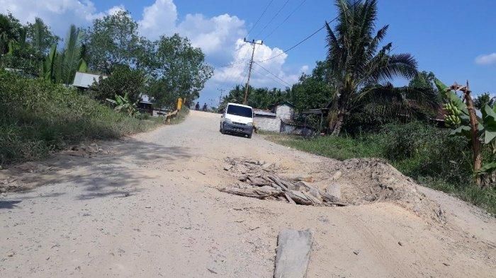 Akses jalan Teluk Nilau yang rusak parah.