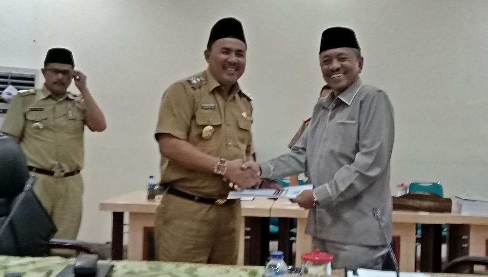 Wabup, H hillalatil Badri menyerahkan draft pandangan umum fraksi kepada Ketua DPRD, H Muhammad Syaihu