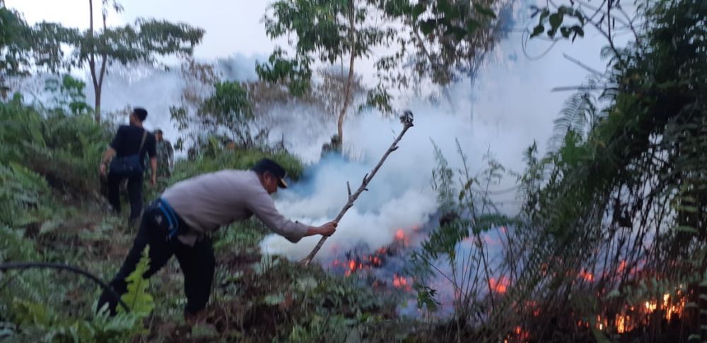 Kapolres Sarolangun ikut memadamkan kebakaran lahan.
