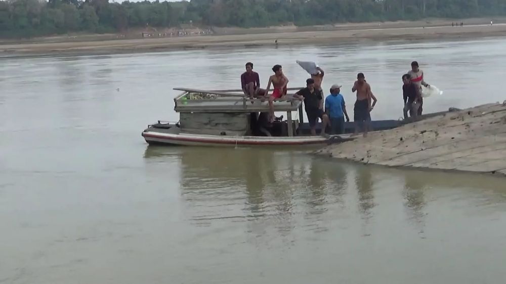 Warga menggunakan peralatan seadanya melakukan mencarian jasad Toni yang tenggelam di Sungai Batanghari.