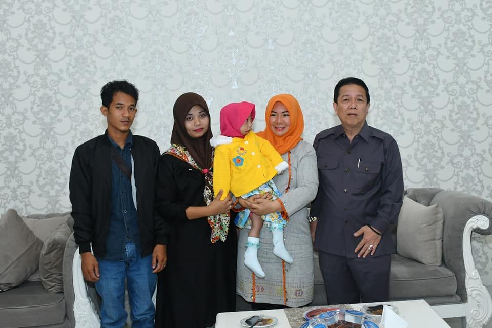 Nayla Khumairoh bersama kedua orang tuanya dan Bupati beserta istri .