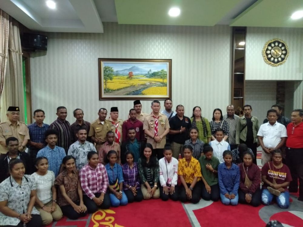 Fasha foto bersama warga papua di Kota Jambi..