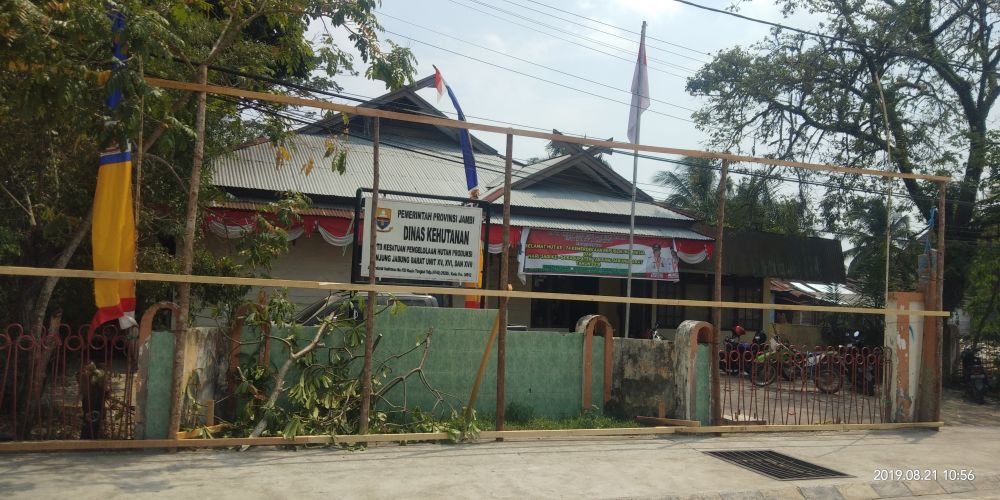 Bangunan eks Dishut Tanjabbar Yang masih Berdiri Dilokasi proyek pelebaran Alun-alun.
