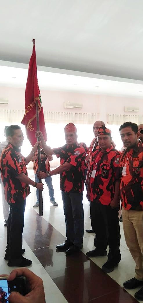 Penyerahan bendera petaka kepada HBA ketua terpilih MPC PP Tebo oleh Ketua MPW PP JAMBI, Adri SH MH