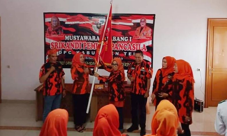 Penyerahan bendera petaka Srikandi oleh ketua DPW Srikandi Jambi kepada ketua terpilih DPC Srikandi Tebo disaksikan oleh ketua MPW PP Jambi dan Ketua MPC PP Tebo