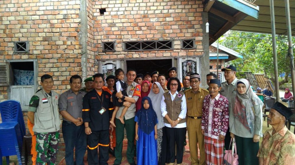 Keluarga Alm Asmara foto bersama BNPB pusat