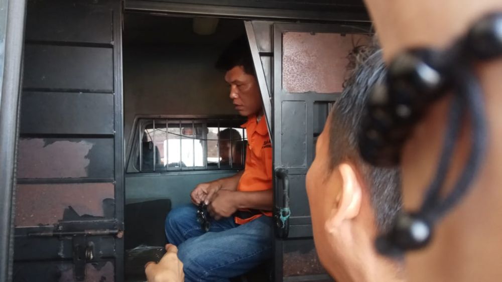 Kades Papauh memasuki mobil tahanan Kejari  Tanjabarat