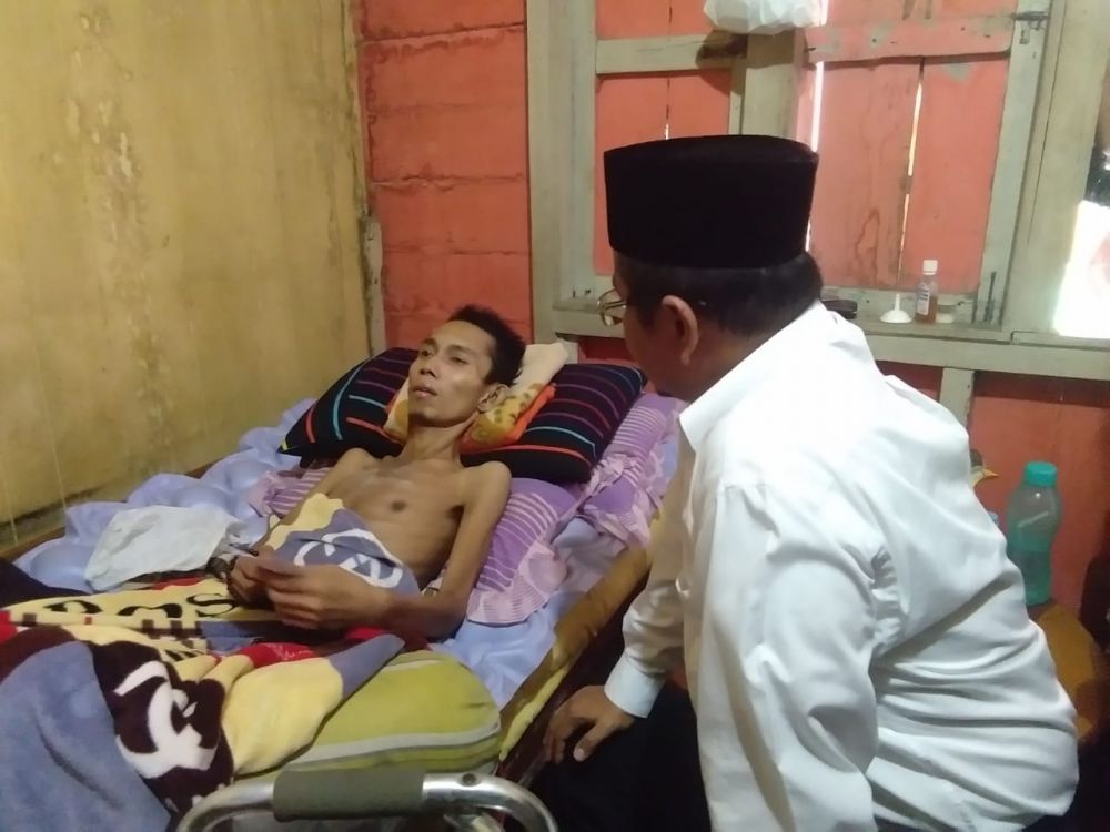 Maulana mengunjugi mantan atlet senam aerobik Kota Jambi Alfikri (30) yang menderita tumor.