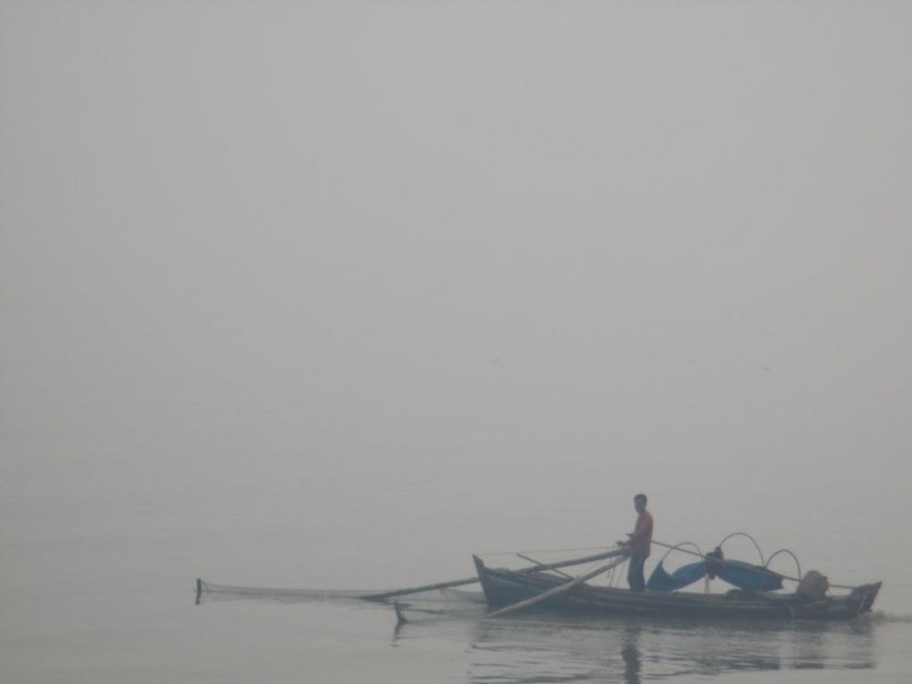 Nelayan Tanjabbar Mencari Ikan Ditengah kepungan Kabut Asap.