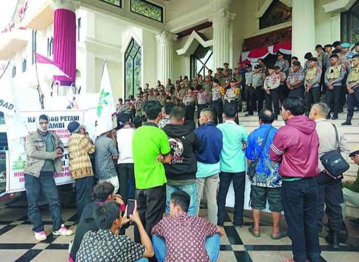 SAD melakukan aksi depan kantor gubernur Jambi sebelum berjalan kaki menuju Jakarta 28 Agustus 2019 lalu