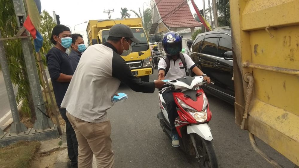 Wartawan liputan Tanjungjabung Barat membagikan masker gratis ke warga