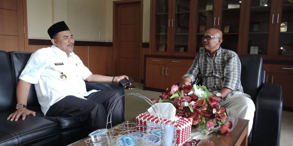 Obrolan santai Wabup, H Hillalatil Badri bersama mantan Ketua AJHB, Chairul
