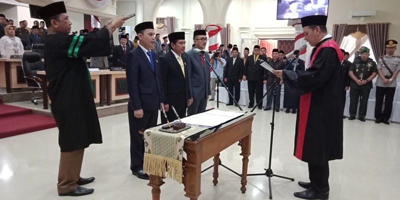 Ketua Pengadilan Negeri Sarolangun, Philip Mark Soenpiet SH MH melantik Tontawi Jauhari, Aang Purnama dan Syahrial Gunawan sebagai pimpinan DPRD Sarolangun 2019-2024