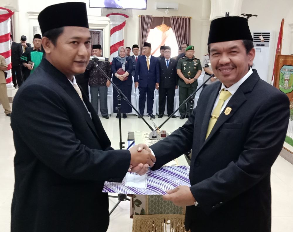 Jefri Sonnefil A.Md politisi Partai Golkar asal Dapil III Pelawan-Singkut resmi dilantik menjadi anggota DPRD Kabupaten Sarolangun periode 2019-2024 oleh Tontawi Jauhari SE.