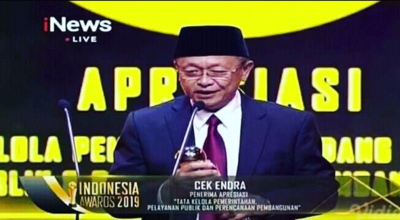 Bupati Sarolangun, Drs H Cek Endra menerima penghargaan Indonesia Award 2019 dari Inews TV, kategori Tata Kelola Pemerintahan, Pelayanan Publik dan Perencanaan Pembangunan.