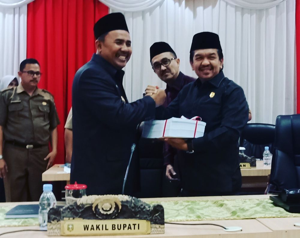Wabup, H Hillalatil Badri menyerahkan dokumen rancangan KUA dan PPAS 2020 kepada Ketua DPRD, Tontawi Jauhari SE 