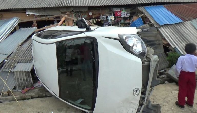 Mobil Ayla Tabrak Warung Wargadi Muntialo.