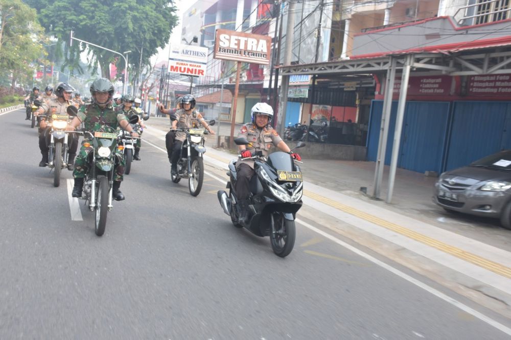 Kapolda Jambi Irjen Pol Muchlis AS bersama Danrem 042/Gapu Kolonel Arh Elphis Rudy saat berpatroli menggunakan sepeda motor memantau situasi kamtibmas di Kota Jambi jelang pelantikan Presiden.