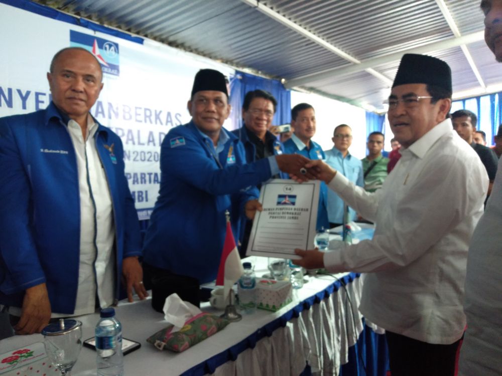 AJB menyerahkan berkas pendaftaran ke Partai Demokrat