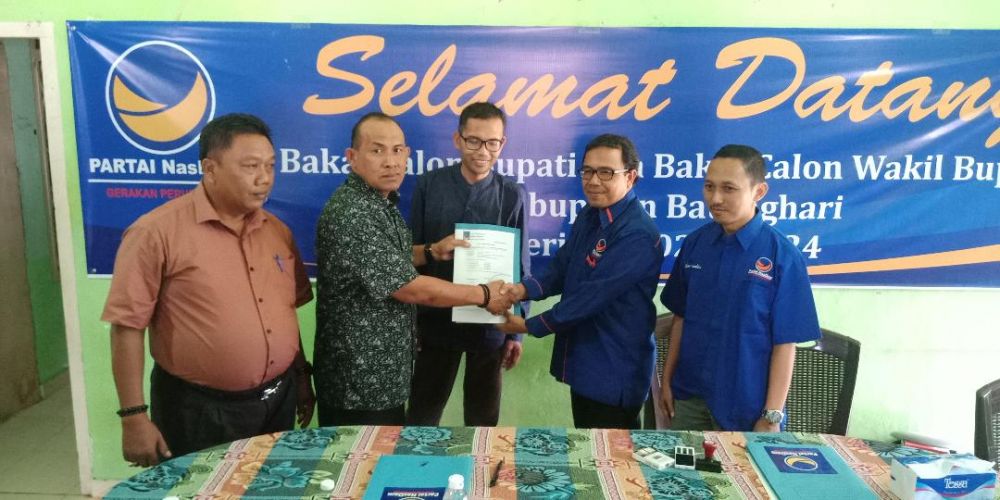 Zaidian ketika menyerah berkas pendaftaran Yuninnta Asmara di DPD Nasdem Batanghari.