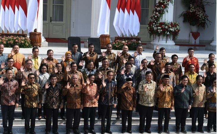 Presiden Joko Widodo didampingi Wapres Ma'ruf Amin berfoto dengan jajaran menteri Kabinet Indonesia Maju yang baru diperkenalkan di tangga beranda Istana Merdeka, Jakarta, Rabu (23/10/2019)