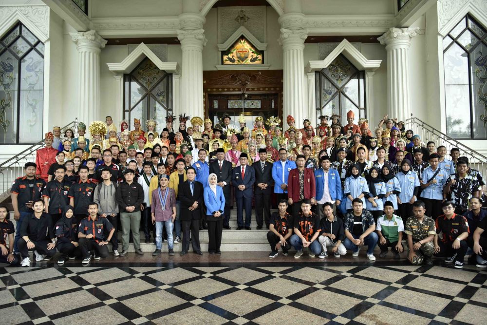 Foto bersama usai  Peringatan Hari Sumpah Pemuda ke 91 di lapangan Gubernur Jambi.