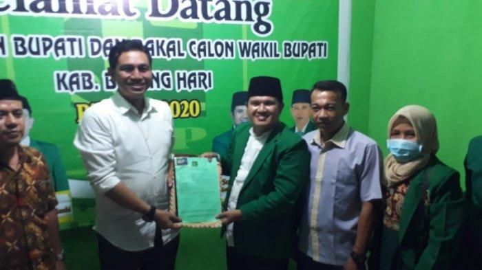 Fadhil mengembalikan formulir pendaftaran di DPC PPP Batanghari.