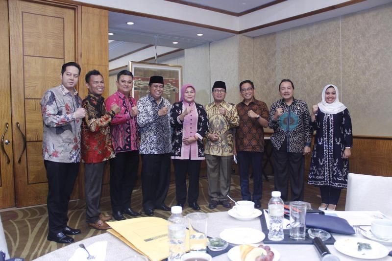 Gubernur Jambi Dr.Drs.H.Fachrori Umar,M.Hum mengadakan pertemuan bersama anggota DPR dan DPD RI Daerah Pemilihan Provinsi Jambi di Hotel Mulia Senayan, Jakarta,