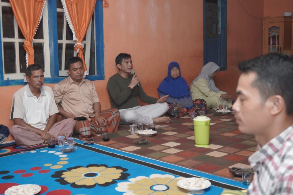 Muhammad Fadil Arief (MFA) bersilaturahmi dengan warga desa Muaro Singoan.