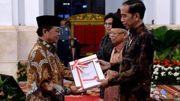 Gubernur Jambi, Dr.Drs.H.Fachrori Umar,M.Hum menerima Daftar Isian Pelaksanaan Anggaran (DIPA) tahun 2020 dari Presiden Republik Indonesia, Ir.H.Joko Widodo (Jokowi) di Istana Negara, Jakarta, Kamis (14/11-2019).