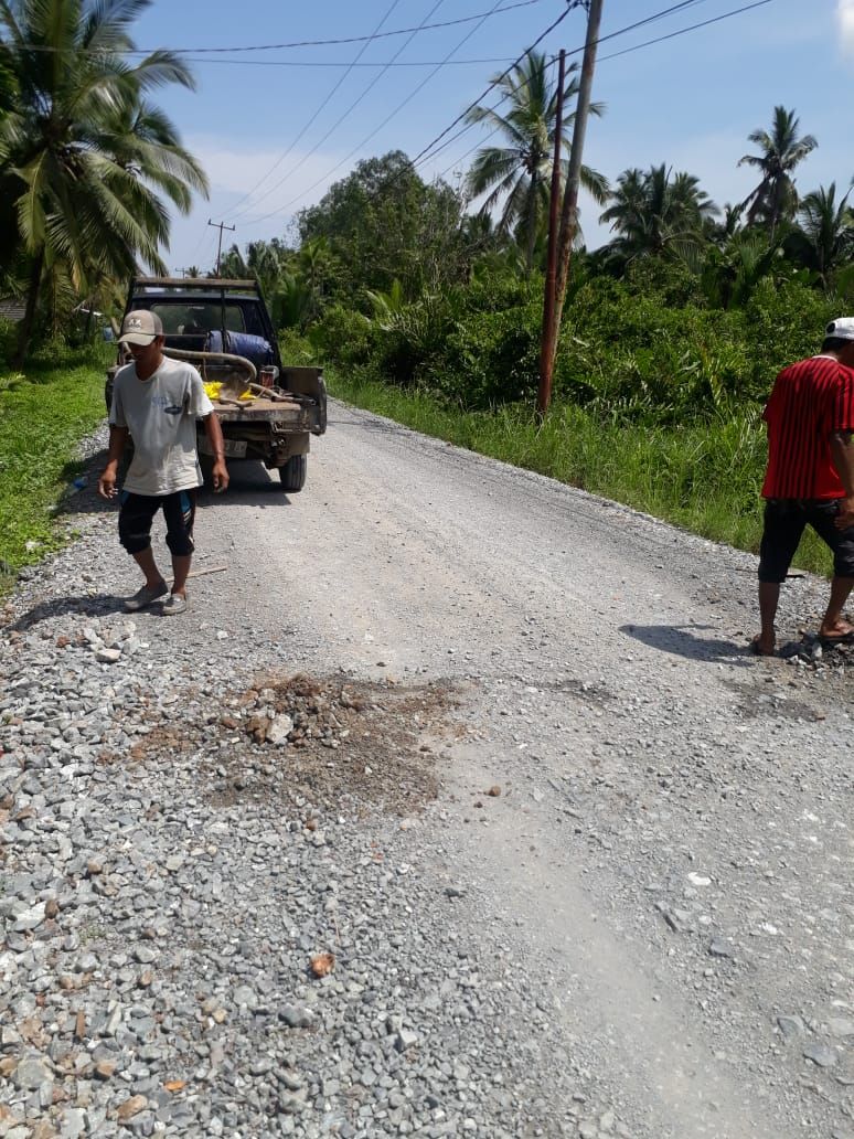Proyek pekerjaan jalan menuju desa Sialang.