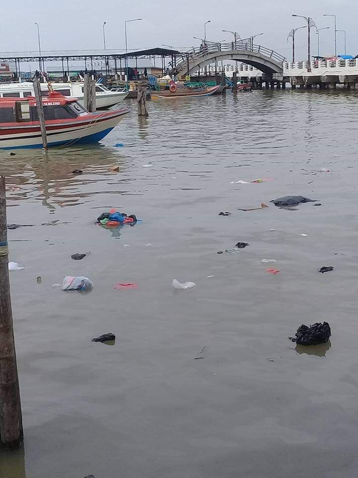  Sampah plastik berserakan di sungai pengabuan tepatnya WFC Kualatungkal
