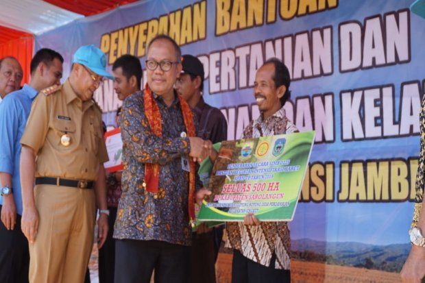 Kementan dan H Cek Endra saat menyerahkan bantuan ke Poktan