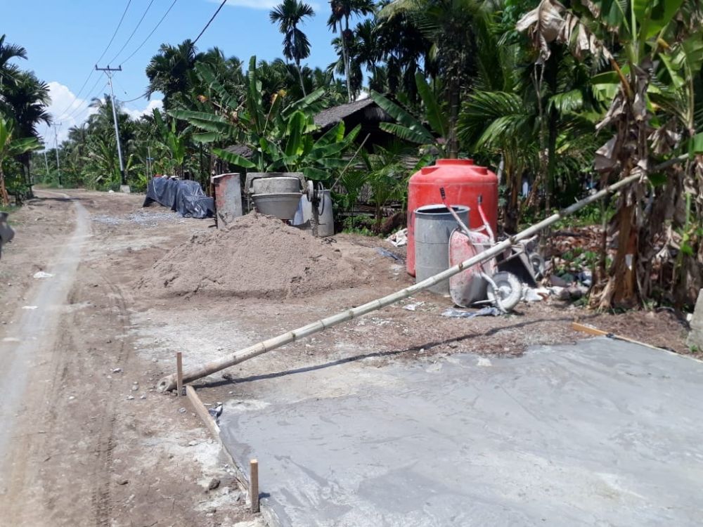 Pekerjaan pengecoran jalan menuju Pangkal Babu menggunakan Molen.