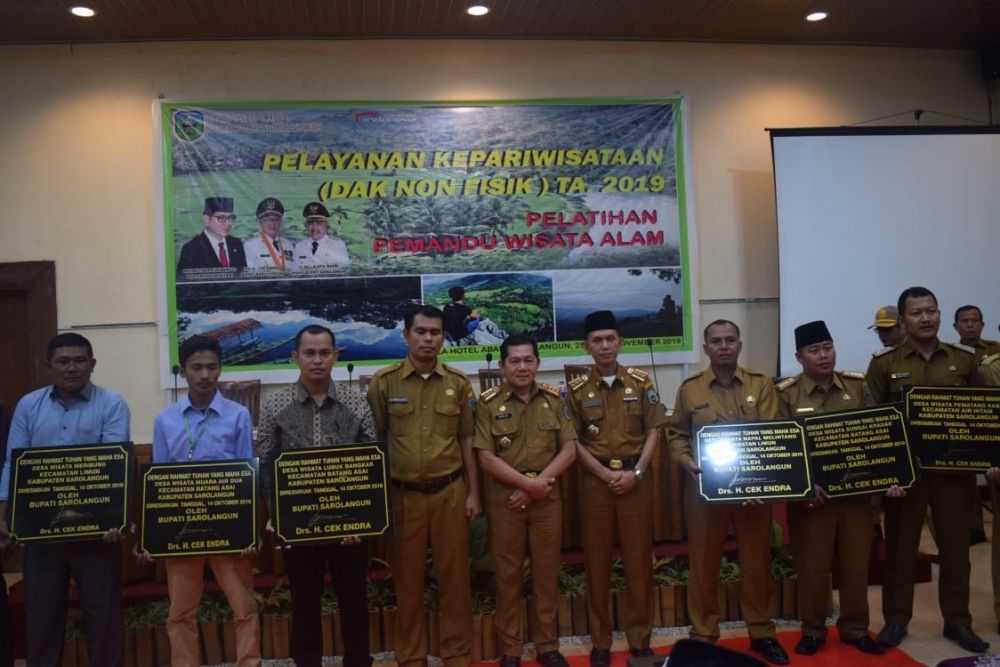 Delapan Kades yang menerima prasasti desa wisata dari  Pemkab Sarolangun.