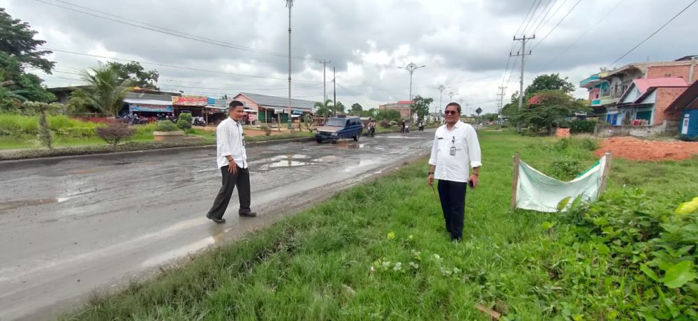 Plt Kadis PUPR Tebo mengecek kondisi jalan dua jalur yang rusak didepan Rumdis Bupati Tebo