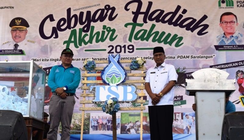 Sekda Ir Endang Abdul Naser dan Direktur PDAM TSB Sarolangun, Syargawi ST diacara Gebyar Hadiah Akhir Tahun 2019