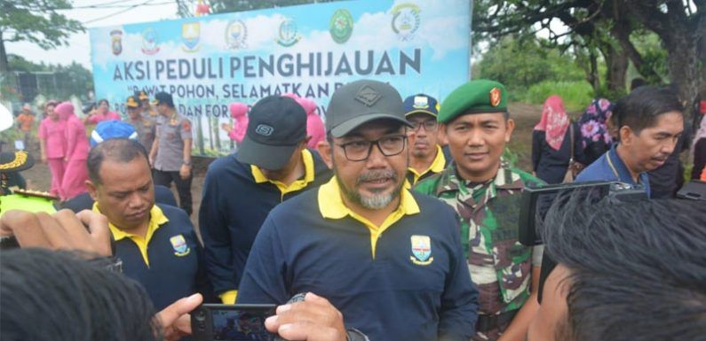 Penjabat Sekretaris Daerah, H Sudirman, SH MH, menanam pohon matoa dalam kegiatan penanaman pohon serentak menjadi aksi peduli penghijauan 